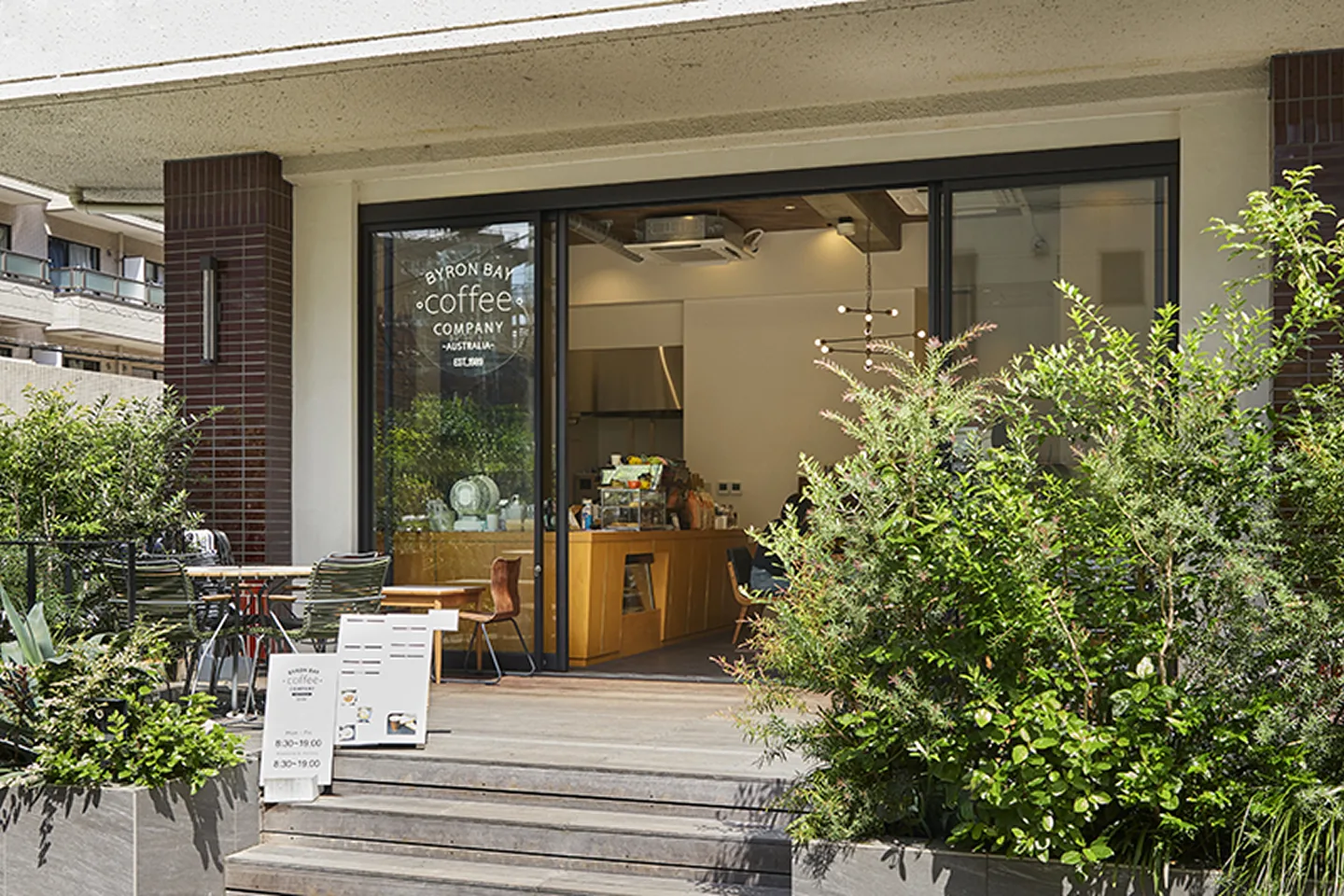 ビル1階のBYRON BAY coffee